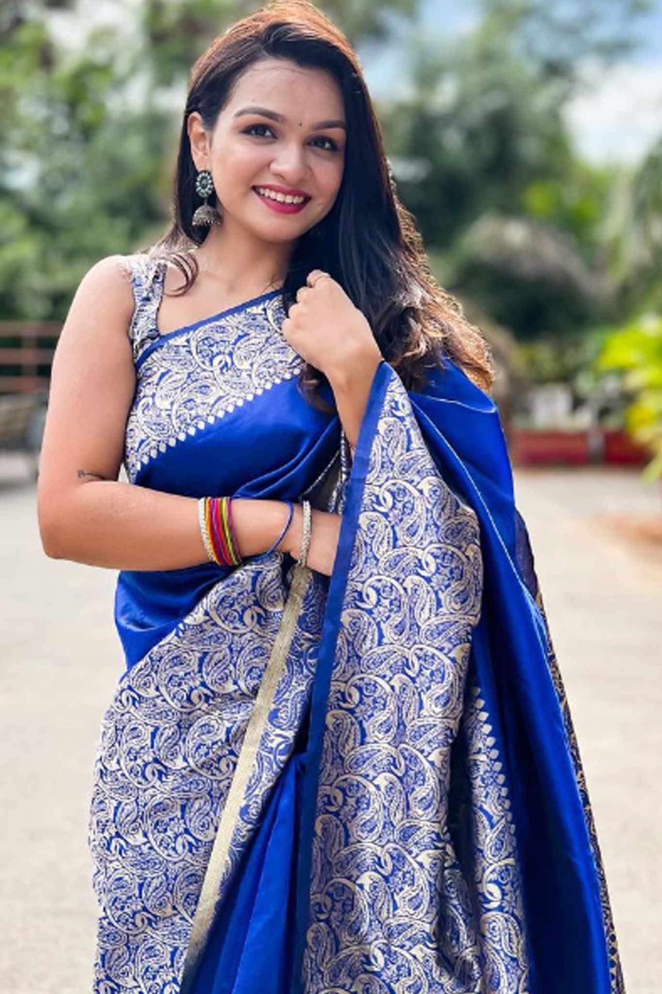 Pure kanchipuram silk sarees* Without border Rich zari silver gold palu  contrast blouse contrast Price ₹6999… | Contrast blouse, Elegant saree,  Pure products